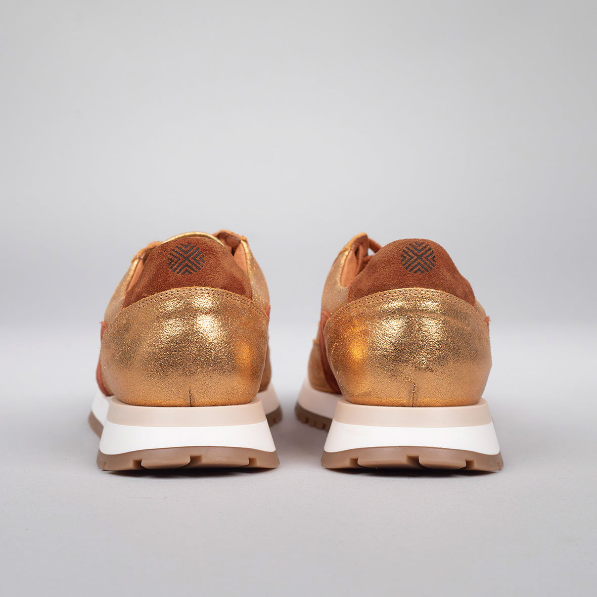 Cinda Gold Trainer by Esska
