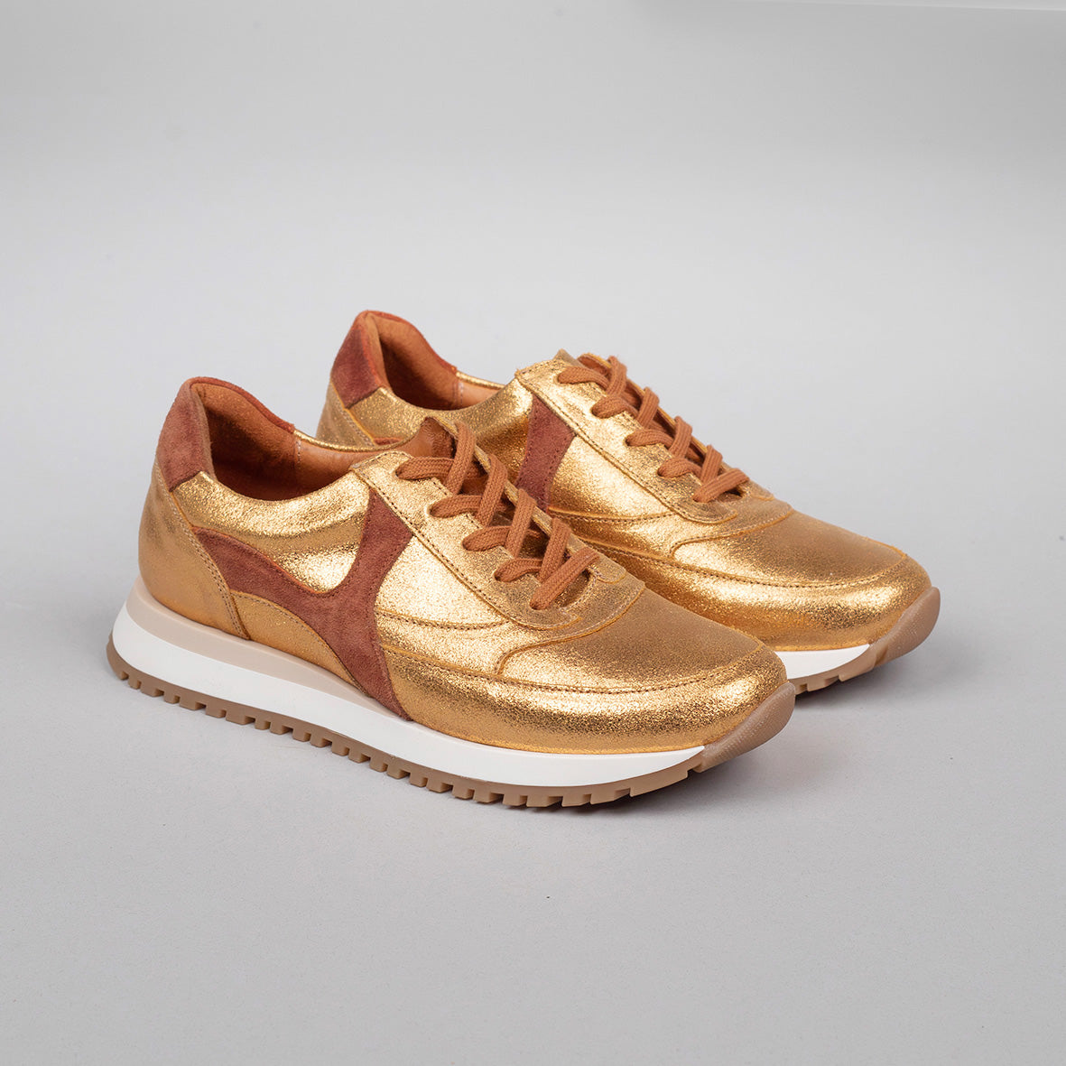 Cinda Gold Trainer by Esska