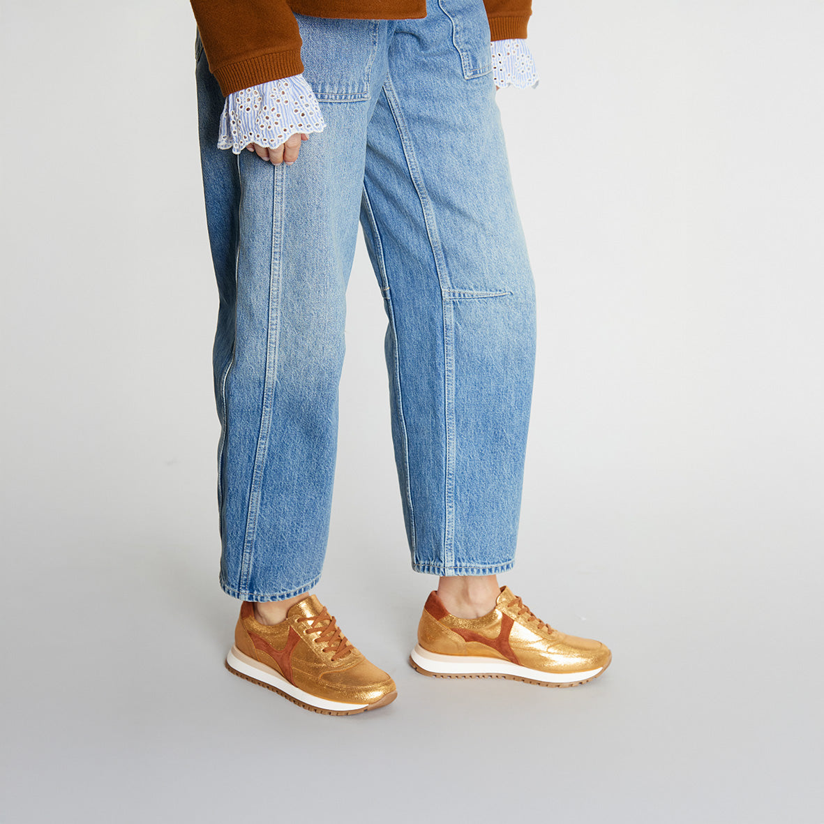 Cinda Gold Trainer by Esska