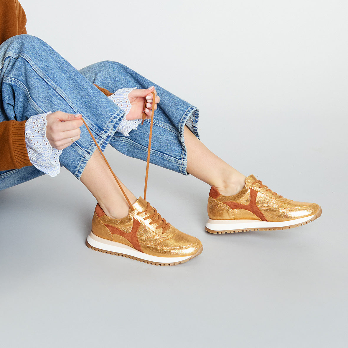 Cinda Gold Trainer by Esska