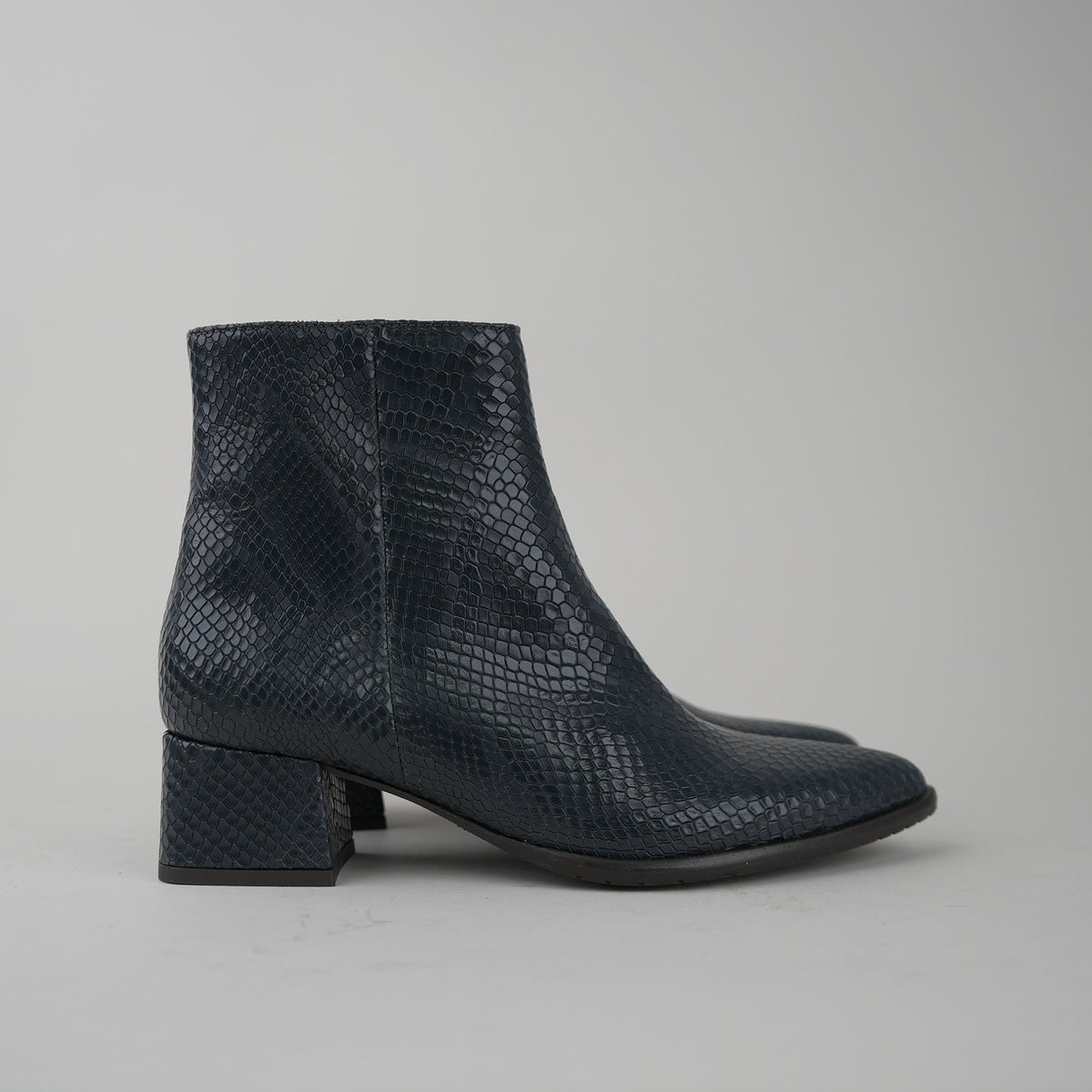 Sample - Luka Navy Sake - Size 37 (UK4)