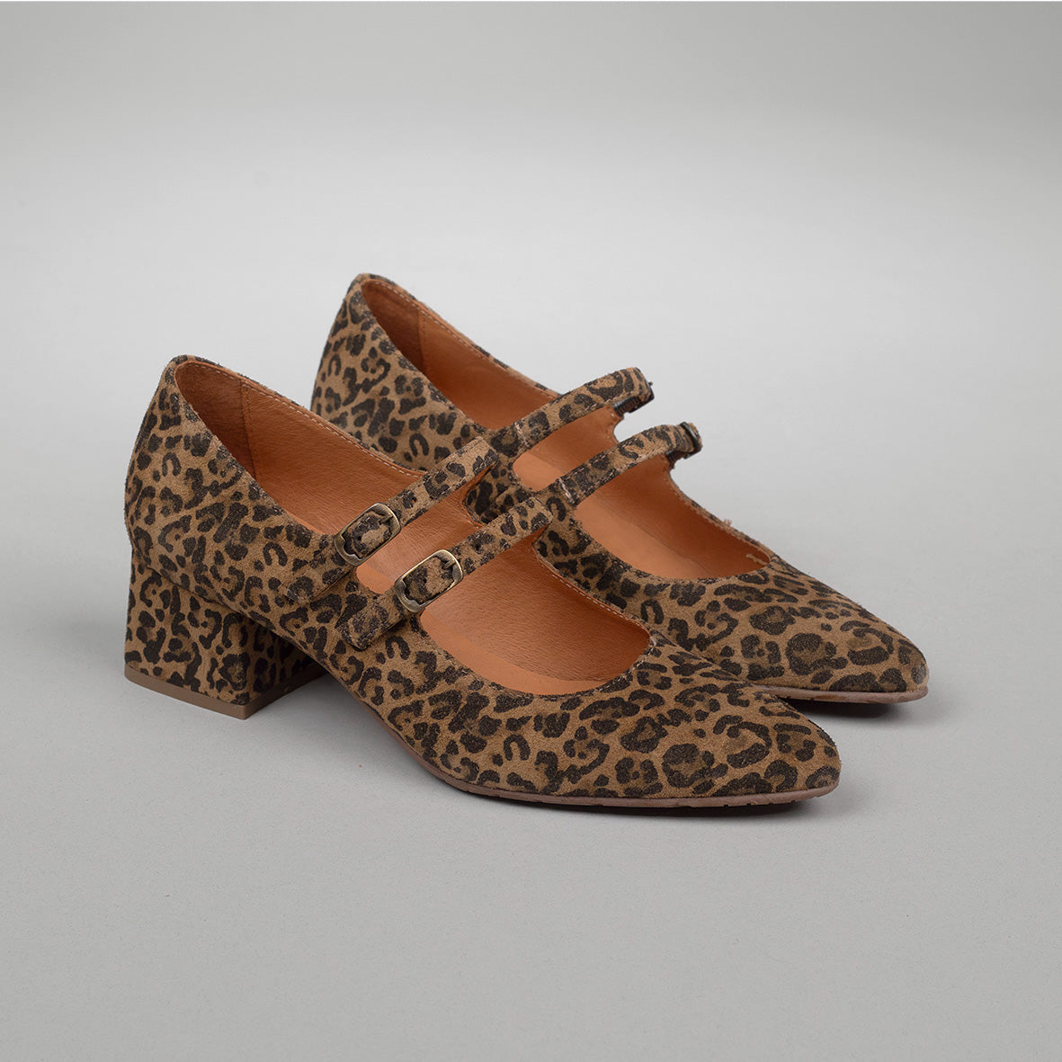 Laura WIDE Leopard Low Shoe by Esska