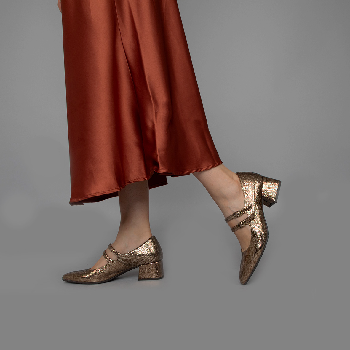 Laura Onyx Low Shoe by Esska