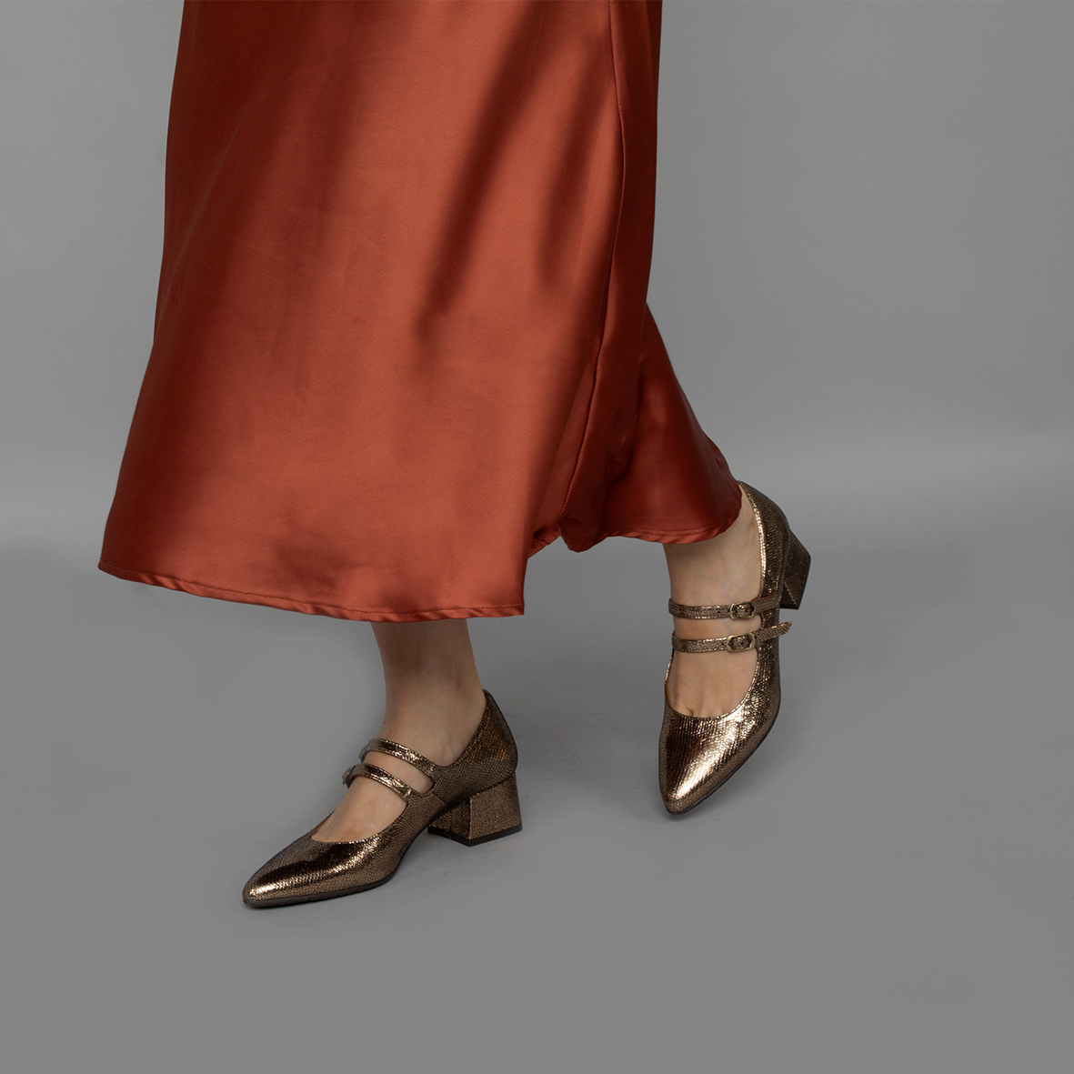 Laura Onyx Low Shoe by Esska